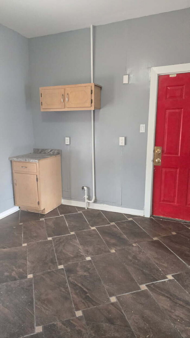 Building Photo - 2 Bedroom 1 bathroom Apartment for rent