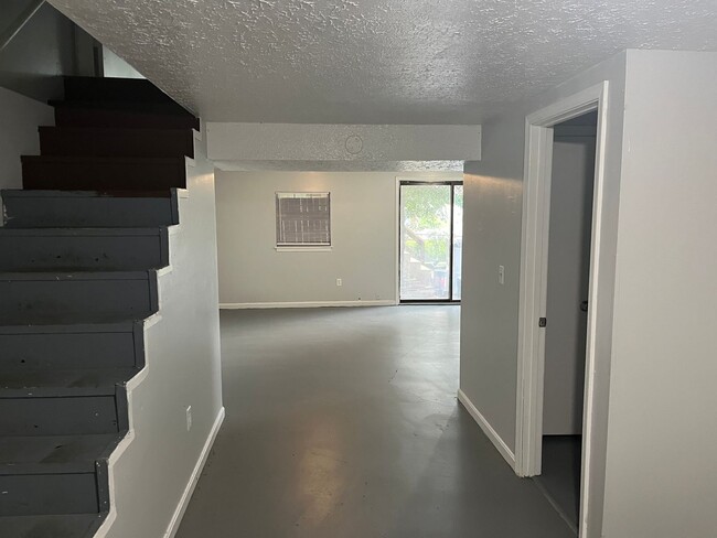 Building Photo - Cozy 3 Bedroom 2 Bathroom Townhouse