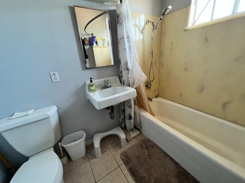 Building Photo - 943 E Duane Ave