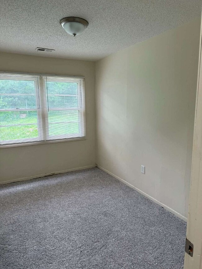 Building Photo - 3 BR 1 BA newly remodeled home!