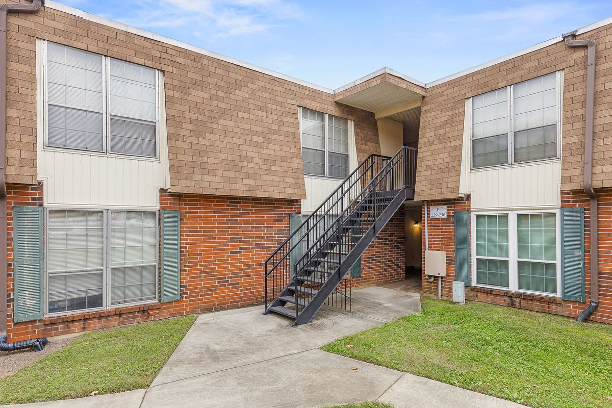 Building Photo - 900 Mountain Creek Rd