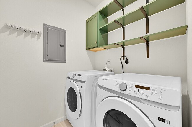 Building Photo - $2,250 - 2 Bed,1 Bath, Updated townhome in...