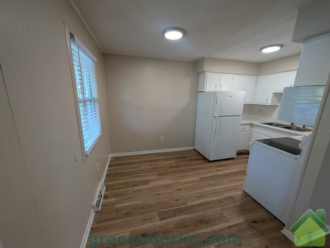 Building Photo - 403 Holiday Dr