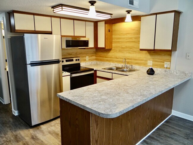 Building Photo - Rent Special w/ year lease- Beautifully Remodeled 2 Bed/2 Bath in Deer Creek @ Deerfield Surfside