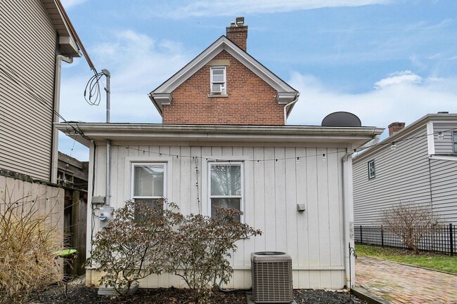 Building Photo - Stunning and Spacious 3 Bedroom House