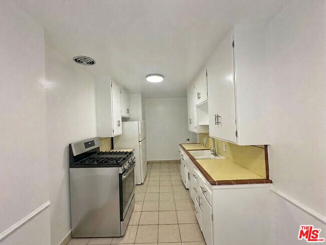 Building Photo - 1000 N Orange Grove Ave