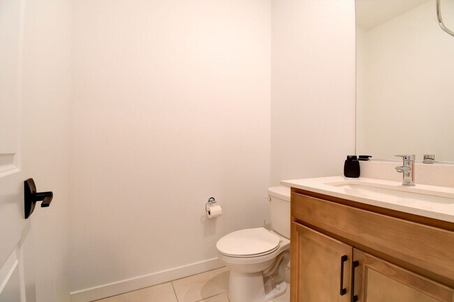 Building Photo - Stunning and Modern Townhome in Skye Canyon
