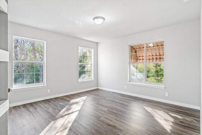 Building Photo - 175 E Elm St