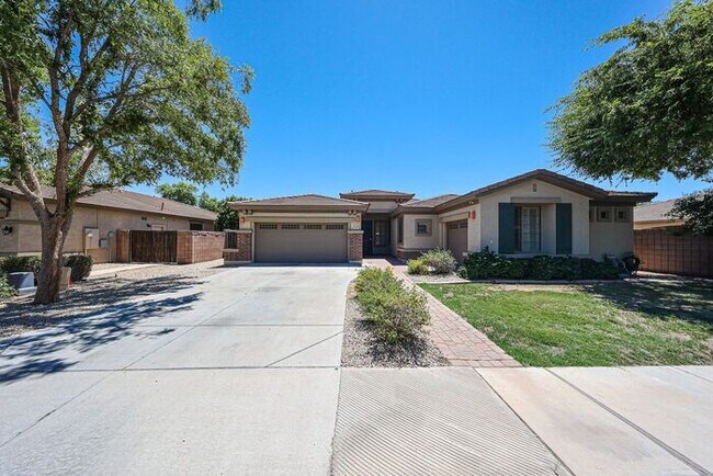 Building Photo - Welcome to this stunning 3-bedroom, 2-bath...