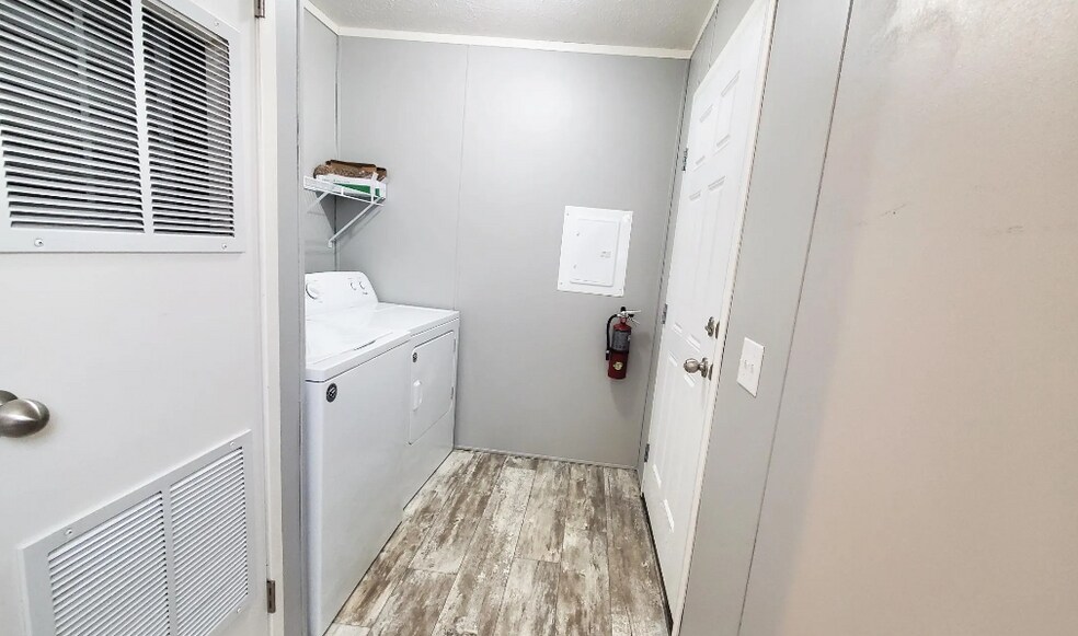 Building Photo - 9775 Spinnaker Dr