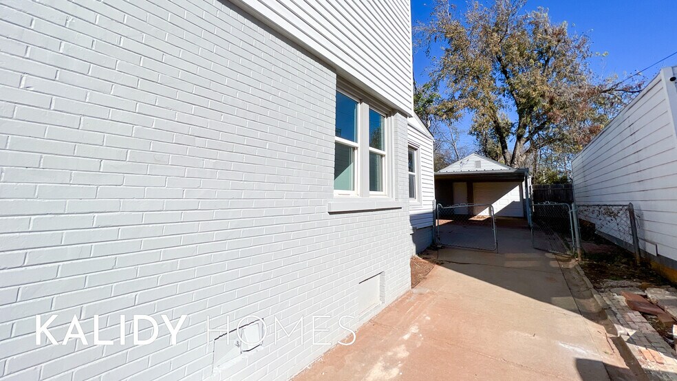 Building Photo - 3012 N Venice Blvd