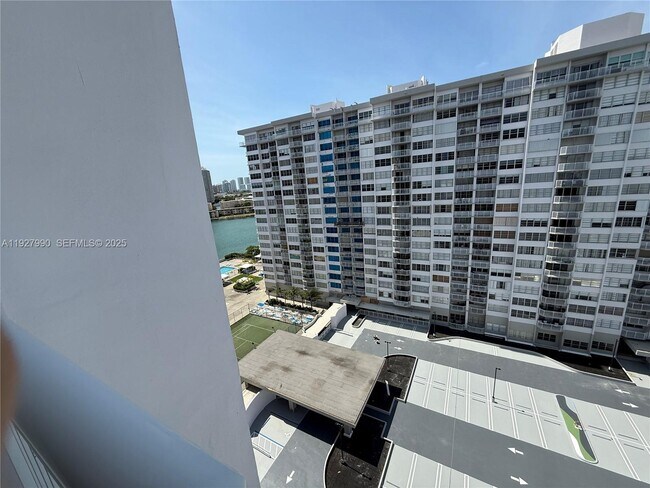 Building Photo - 18051 Biscayne Blvd