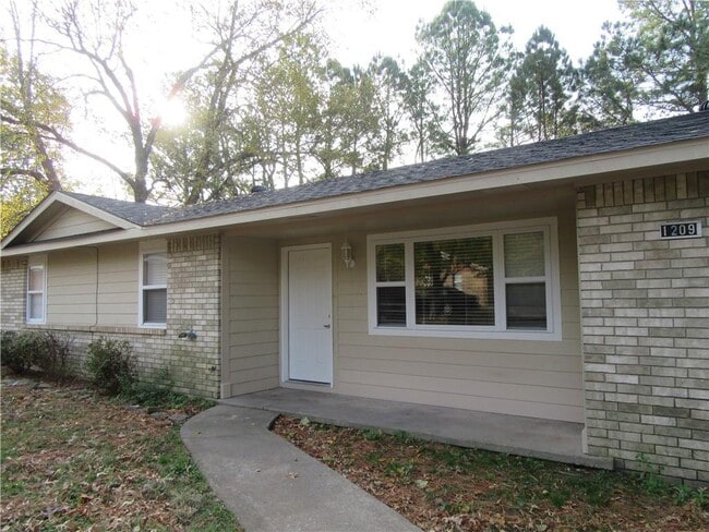 Primary Photo - 1209 S Prospect St