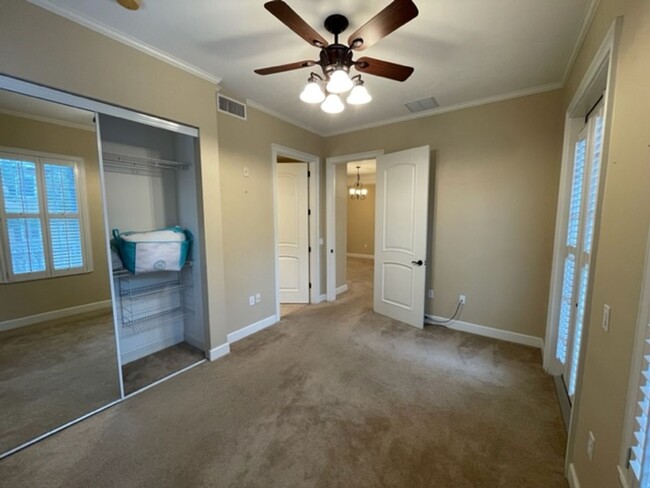 Building Photo - Lovely 2 Bedroom Condo in Jackson Square