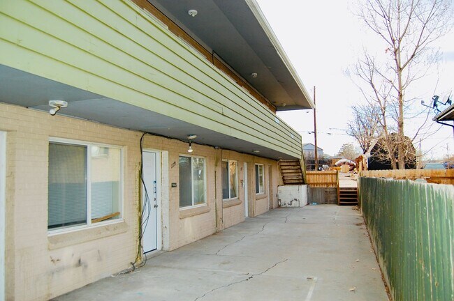 Building Photo - Updated 3Bedroom- In-Unit Laundry-$1,000 Move-In credit