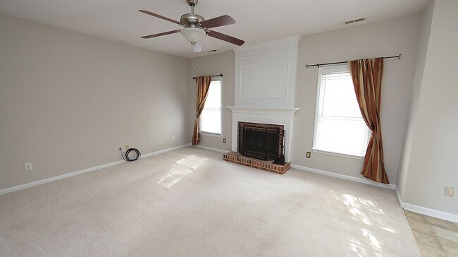 Building Photo - 4 Bedroom Home in desirable Grove Park Com...