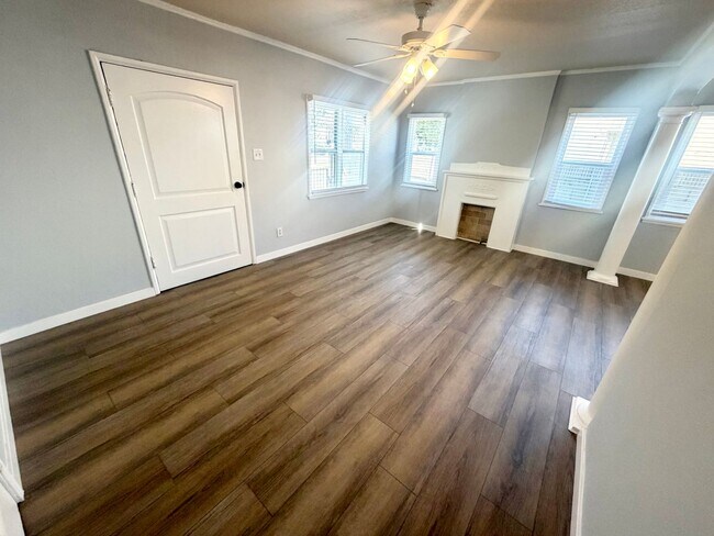 Building Photo - 2 bed 1 bath SFH near USC with gated parking