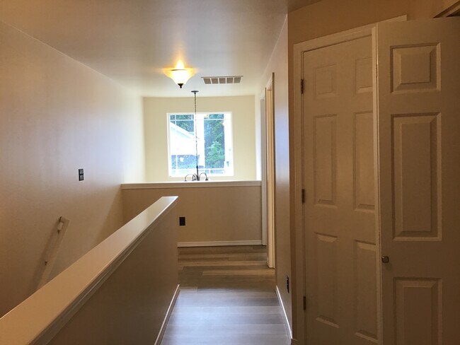 Building Photo - 2 Bed 2.5 Bath Townhouse with Lake access
