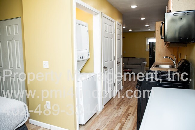 Building Photo - Remodeled, Furnished 1 Bedroom Apartment A...