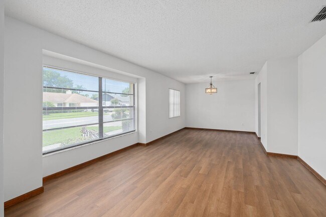 Building Photo - **Recently upgraded 4/2 pool home in Longw...