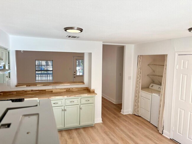 Building Photo - 1123 Christie Dr
