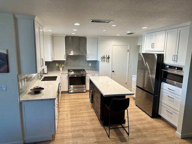 Building Photo - 2791 Okeechobee Dr