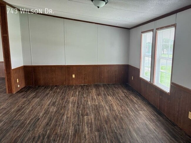 Building Photo - 743 Wilson Dr
