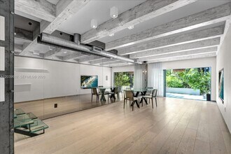 Building Photo - 6011 N Bayshore Dr