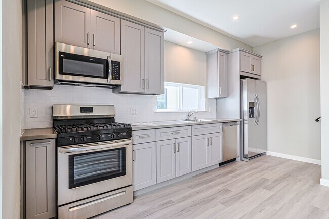 Building Photo - Newly built 4 bed/4 bath townhome in a 6-u...