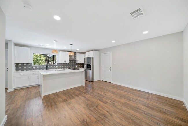 Building Photo - 6810 Bryn Mawr Dr