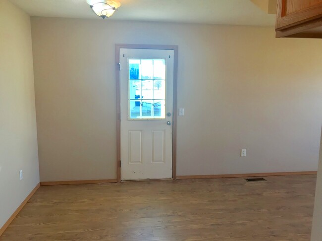 Building Photo - Recently updated 2 bedroom Duplex in Clever