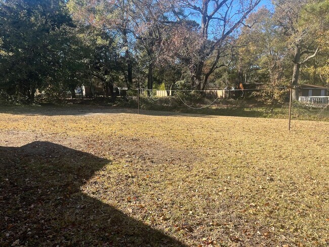 Building Photo - Available now. Freshly-painted 4 BR/1.5 BA Home on Big Lot in the Heart of James Island!