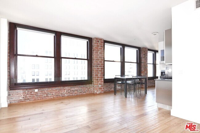 Building Photo - 460 S Spring St