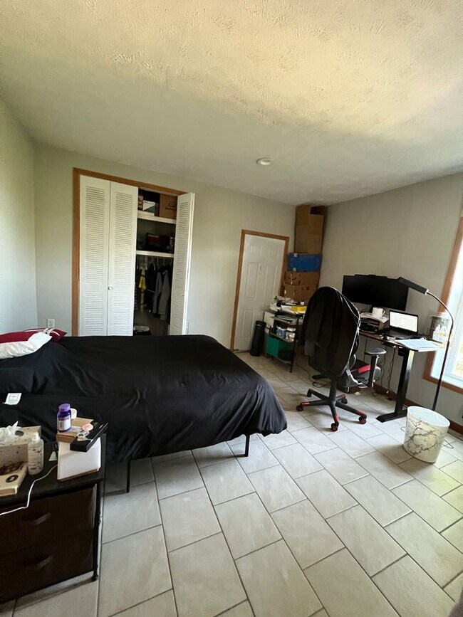 Building Photo - 709
