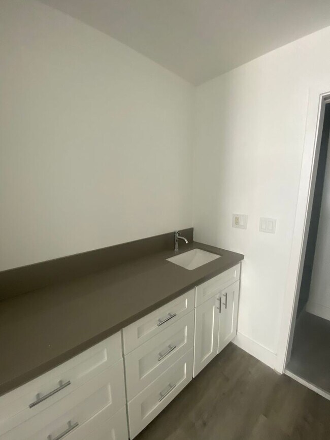 Building Photo - Top Floor 2bed2bath Apartment in Koreatown