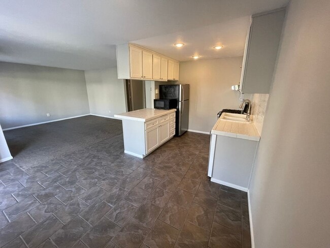 Building Photo - Bright 2bd/2bth in Quiet Del Mar Gated Community