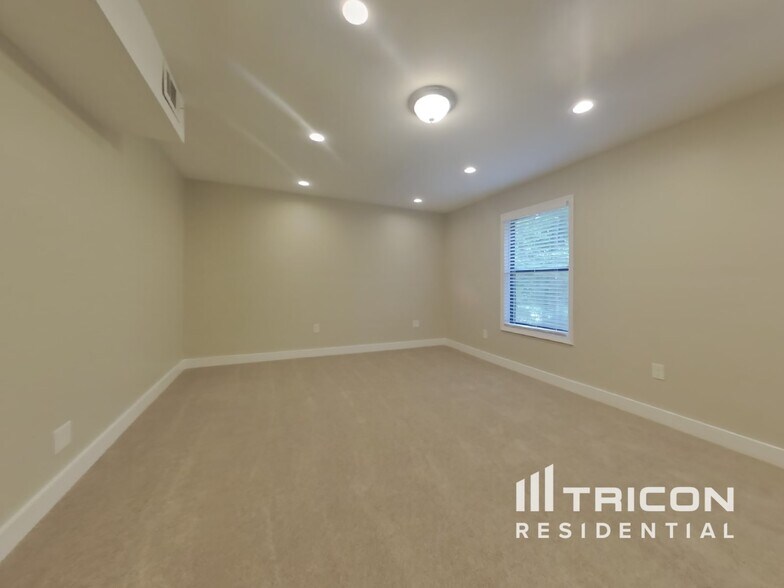 Building Photo - 3720 Pine Brook Dr