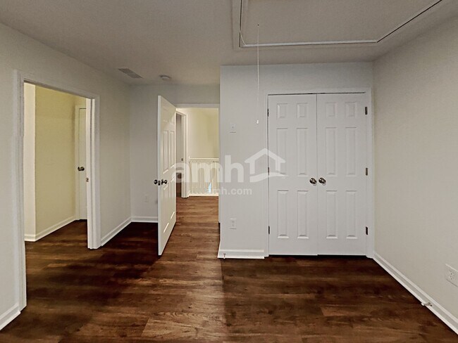 Building Photo - 433 Long Branch Way