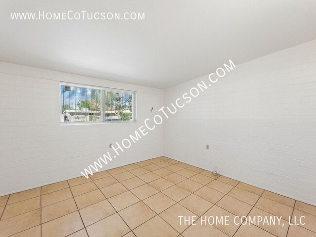 Building Photo - 1446 E Iowa Dr