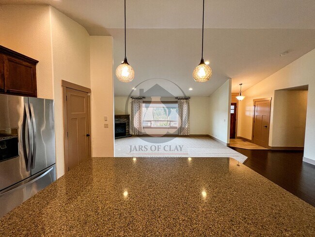 Building Photo - Beautiful South Salem Home - MOVE IN READY!