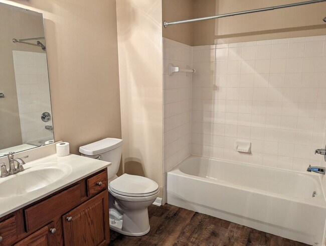 Building Photo - AVAILABLE SOON - Convenient 2 Bed/2 Full Bath Condo in Beavercreek!