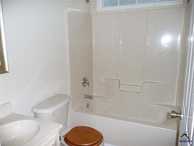 Building Photo - 113 Cedarland Dr