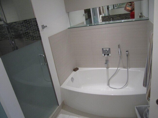 Mast Bath Tub - 170 Ocean Lane Dr