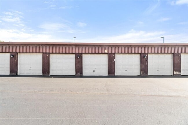 Building Photo - 922 W Irving Park Rd