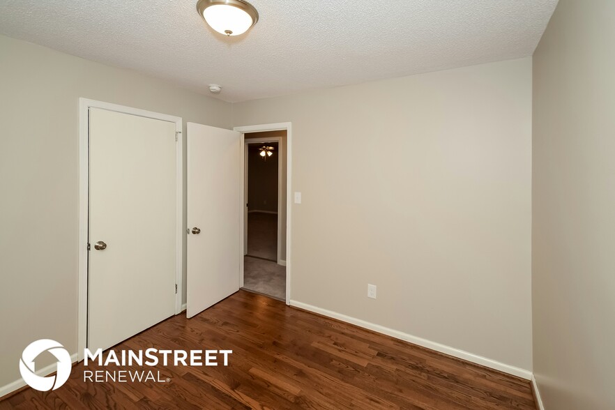 Building Photo - 920 19th Ave NW