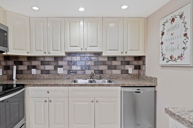 Building Photo - 1032 Lincoln B