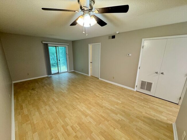 Building Photo - Adorable 2 Bedroom Condo Near UNC!