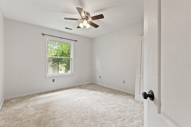 Building Photo - 800 Palomino Ln