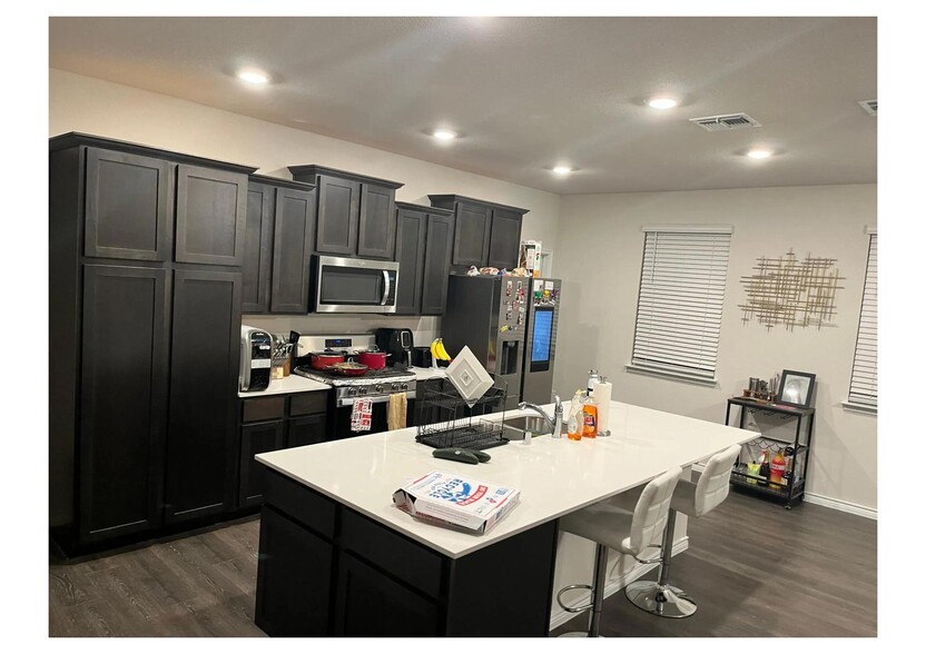 Building Photo - 2133 Steer Creek Pl