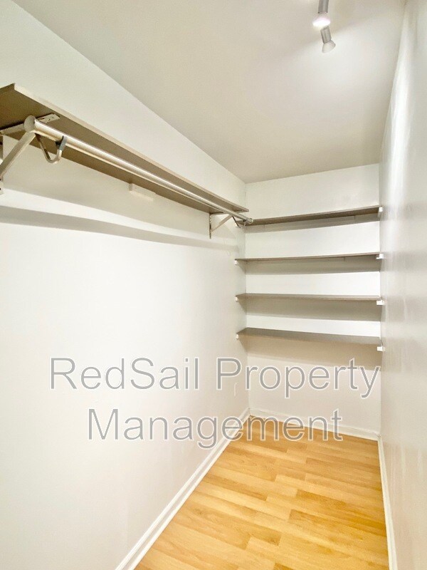 Building Photo - 348 Llewellyn Mews